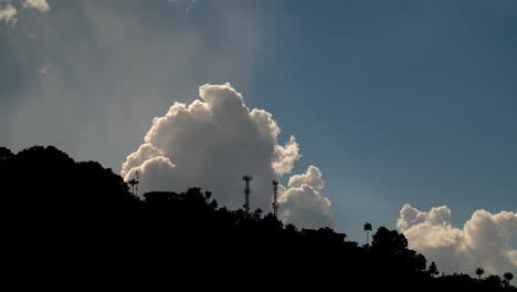 Mobilfunkmasten-Silhouette-Zeitraffer-Mit-Explodierenden-Wolken-Dahinter