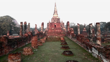 Ruins-of-the-ancient-city-of-Ayuthaya,-the-old-capital-of-the-Siam-Kingdom