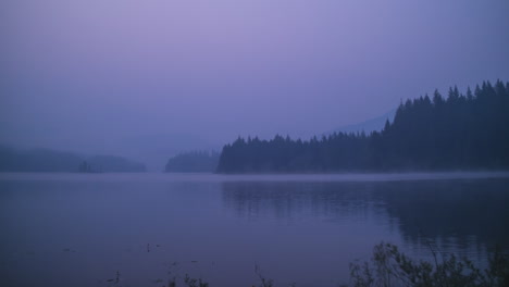 Zeitraffer-Des-Sonnenaufgangs-über-Dem-See-Durch-Den-Sommerlichen-Waldbrandrauch