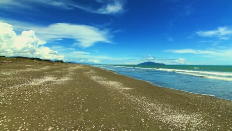 Zeitraffer-Mit-Langen-Weißen-Wolken-über-Otaki-Beach,-Neuseeland