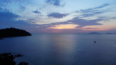 Blick-Auf-Das-Meer-Mit-Booten-Und-Farbenfrohem-Sonnenuntergang