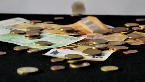 Muchas-Monedas-Cayeron-Sobre-Billetes-De-Euro