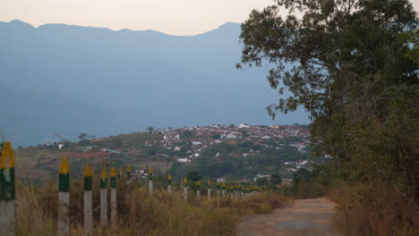 Camino-Tradicional-Que-Conduce-A-Un-Pequeño-Y-Pintoresco-Pueblo-Tradicional-En-Las-Montañas-De-Los-Andes