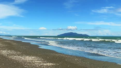 Slow-zoom-on-Otaki-Beach,-New-Zealand-towards-Kapiti-Beach-on-a-Beautiful-Sunny-Day