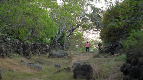 Dos-Personas-Caminando-Por-Un-Sendero-Tradicional-Camino-Real-Barichara-A-Guane
