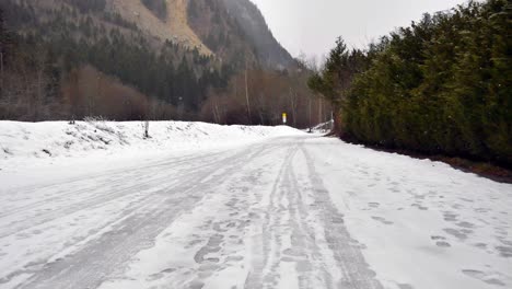 Caminando-Por-Un-Camino-Cubierto-De-Nieve