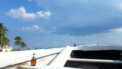 Videozeitraffer-Des-Strandes-Und-Des-Bootes-Mit-Einem-Bier-Und-Langsam-Vorbeiziehenden-Wolken-An-Einem-Wunderschönen-Sonnigen-Tag-In-Der-Nähe-Von-Cancun,-Mexiko