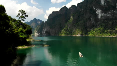 Un-Bote-De-Bambú-En-Un-Lago-En-Tailandia