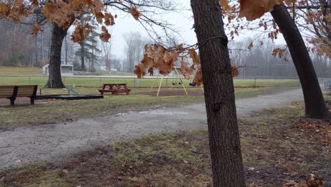 Verlassener-Spielplatz-Leer-Und-Einsam-An-Einem-Regnerischen-Und-Trostlosen-Tag-Durch-Die-Toten-Blätter-Und-Bäume