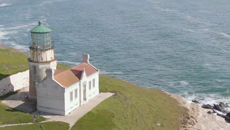Historischer-Leuchtturm-An-Der-Kalifornischen-Küste,-Ziehen-Sie-Sich-Zurück,-Um-Klippen-Freizulegen