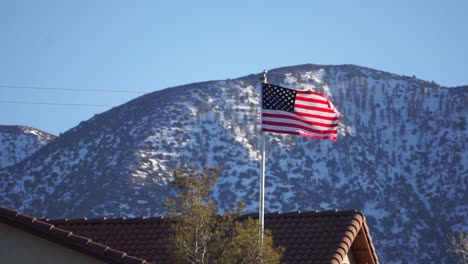 Bandera-Americana-Ondeando-En-Cámara-Lenta-En-Las-Montañas