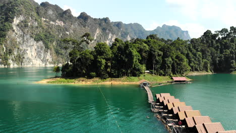 Vista-De-Drones-De-Habitaciones-De-Hotel-Flotantes-En-Un-Lago-En-El-Parque-Nacional-Kao-Sok,-Tailandia