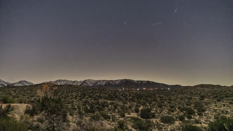 Zeitraffer-Von-Sternen-über-Schneebedeckten-Bergen-In-Der-Kalifornischen-Wüste