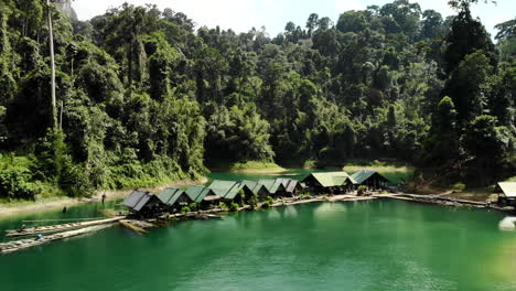Drone-Disparó-Sobre-Un-Lago-Y-La-Jungla-Del-Parque-Nacional-Kao-Sok,-Tailandia