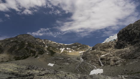 Gletscherberge-Mit-Wolken-Und-Schatten-Im-Zeitraffer,-Aufgenommen-Am-Joffreys-Lake-BC,-Kanada