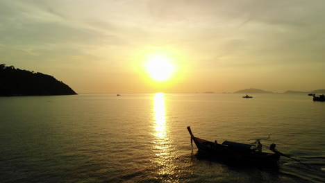 Flug-Nach-Einem-Märchenboot-Mit-Goldenem-Sonnenuntergang-Im-Hintergrund