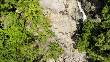 Draufsicht-Auf-Felsen-Und-Wasserfälle-In-Thailand