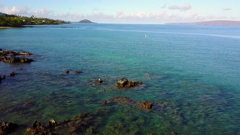 Drone-Pan-down-De-Agua-Y-Arrecife-En-Maui-Hawaii