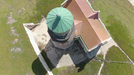 Historischer-Leuchtturm-Auf-Küstenklippen