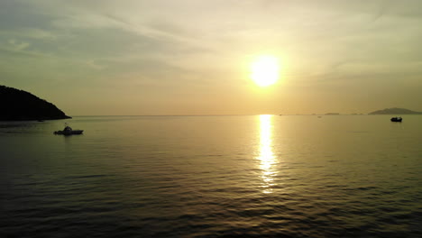 Flug-über-Den-Ozean-Mit-Goldenem-Sonnenuntergang-Im-Hintergrund