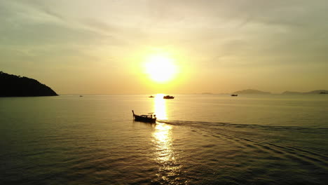 Drohne-Nach-Boot-Mit-Goldenem-Sonnenuntergang-Auf-Dem-Hintergrund