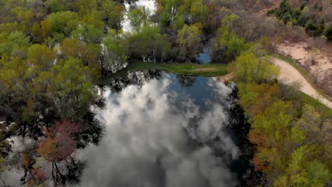 Schöne-Luftaufnahme-Von-Bäumen-Und-Eine-Erstaunliche-Reflexion-Vom-Wasser