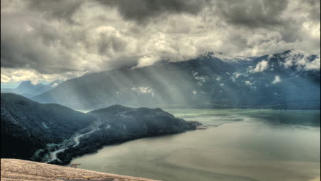 Gebirgstal-Des-Ozeans-Mit-Wolken,-Die-Mit-Regenzeitraffer-Hereinkommen---Gefilmt-In-Squamish-BC,-Kanada