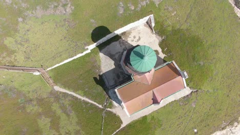 Historischer-Leuchtturm-Auf-Küstenklippen,-Overhead