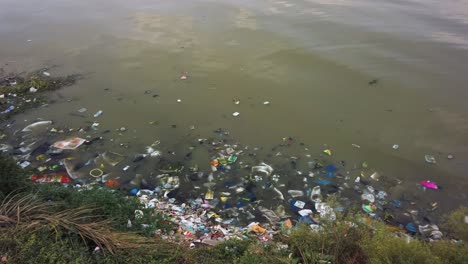 Basura-Plástica-Y-Otros-Desechos-Flotando-En-El-Agua