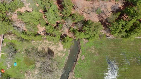 Luftaufnahme-Eines-Parks-Mit-Freigelegten-Felsen-Und-Einem-Darunter-Liegenden-Fluss