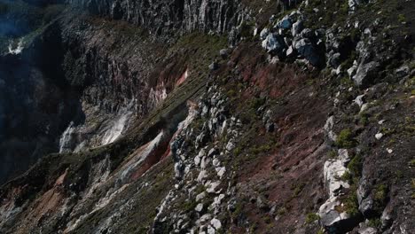 Drohnen-Luftaufnahme-Dolly-Oder-Spur-In-Den-Felsigen-Hängen-Des-Gede-Pangrango-Berges