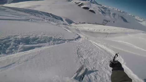 Video-De-Punto-De-Vista-De-Un-Hombre-Esquiando-Fuera-De-Pista-Por-Una-Montaña-En-Nieve-En-Polvo-Profunda-Sobre-Las-Nubes