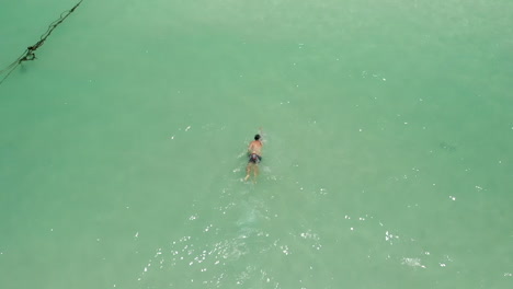 Hombre-Nadando-Estilo-Libre-En-Aguas-Limpias-De-Océano