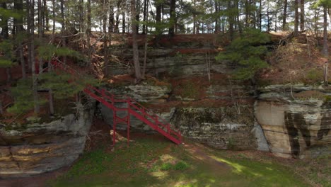 Escaleras-Que-Conducen-A-La-Cima-De-Una-Roca-En-Un-Parque-Del-Condado-En-Wisconsin