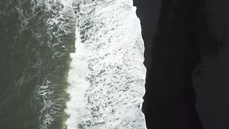 Ein-Zeitlupenvideo-Von-Isländischen-Reynisfjara-Strandwellen,-Die-An-Die-Küste-Krachen