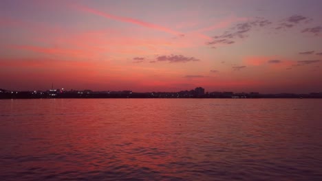 Ein-Farbenfroher-Malerischer-Blick-Auf-Den-See-In-Der-Stadt-Während-Des-Sonnenuntergangs