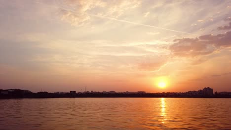 Reisen-Mit-Dem-Boot-In-Einem-See-Während-Des-Sonnenuntergangs