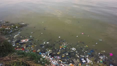 Verschmutztes-Wasser-Mit-Plastikmüll.-ökologisches-Problem