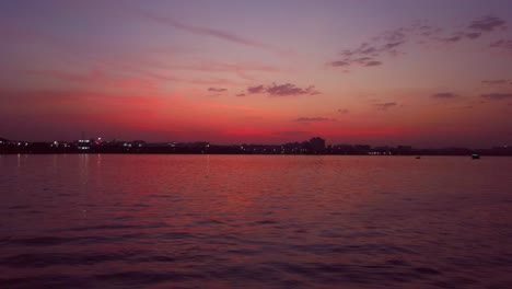 Eine-Farbenfrohe-Szene-Von-See-Und-Stadt-Während-Des-Sonnenuntergangs