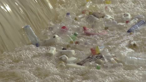 Stapel-Von-Müllplastikflaschen-Schweben-Und-Versammeln-Sich-In-Der-Nähe-Eines-Kleinen-Wasserfalls