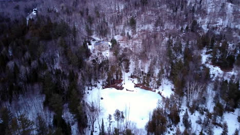 Imágenes-Aéreas-Tomadas-Por-Drones-De-Hermosos-Paisajes-Invernales-En-El-Norte-De-Lyndon,-Vermont