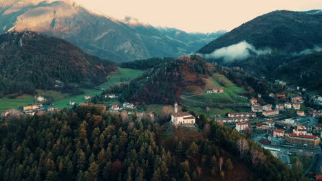 Luftaufnahmen-Einer-Kleinen-Stadt-Zwischen-Den-Italienischen-Alpen