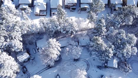 Drohnenüberführung-Von-Schneefall-Auf-Straßen-Und-Häusern-In-Raleigh,-NC