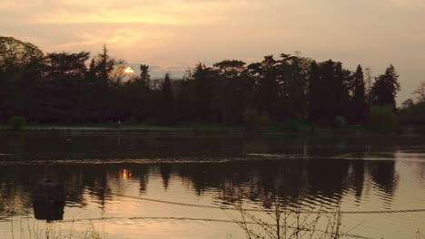Ein-Langsamer-Schwenk-Bei-Sonnenuntergang-über-Dem-See-In-Den-Wäldern-Von-Vincennes-In-Paris