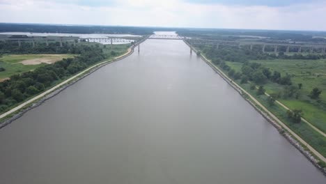 Drohne,-Die-An-Einem-Hellen,-Bewölkten-Tag-Um-Eine-Flussbrücke-In-Delaware-Fliegt