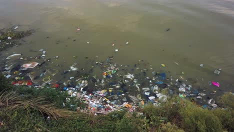 Agua-Contaminada-Con-Basura-Plástica-Y-Otros-Desechos