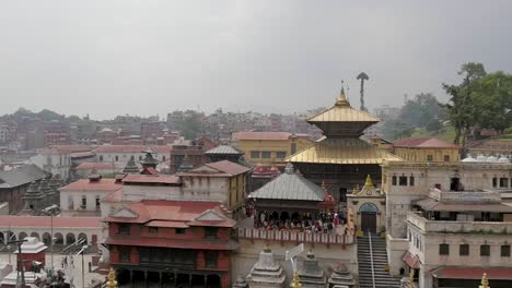 Pan-A-Través-De-Los-Terrenos-Del-Templo-Pashupatinath-Con-Ceremonias-De-Cremación-Abiertas,-Katmandú,-Nepal