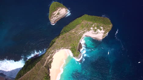 Drohne,-Die-Vorwärts-über-Den-Kelingking-strand-Auf-Der-Insel-Nusa-Penida-über-Den-Gelben-Sand-Der-Küstenhalbinsel-Fliegt
