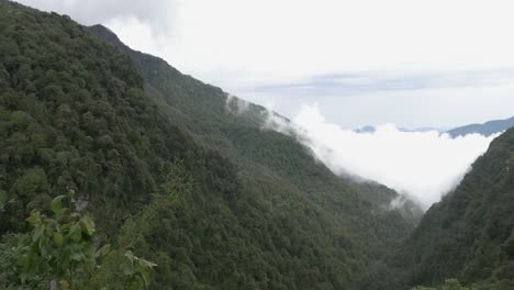 Nubes-En-Un-Valle-De-Montaña-En-El-Nepal-Himalaya,-Annapurna,-Pan