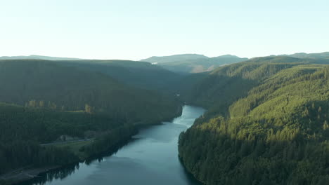 Eine-Drohnenaufnahme-Des-Clackamas-River-In-Oregon-Bei-Sonnenaufgang